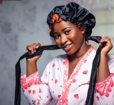 Imagem - Touca de cetim: veja os benefícios do acessório para cabelo