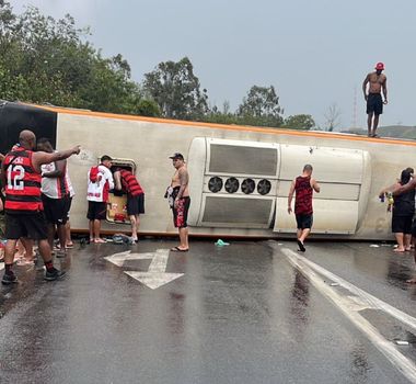Imagem - Ônibus com torcedores do Flamengo capota e deixa 16 feridos a caminho da Argentina