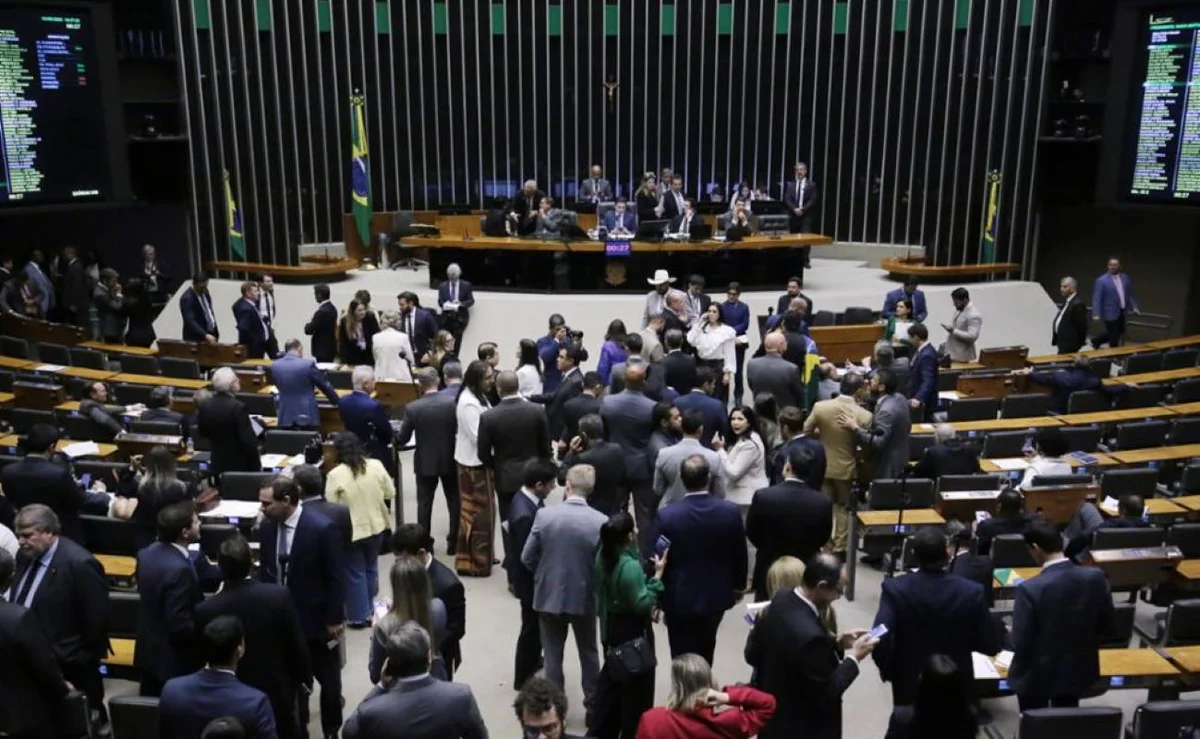 (A Câmara dos Deputados se reúne nesta terça-feira (28) para votar 45 propostas.)