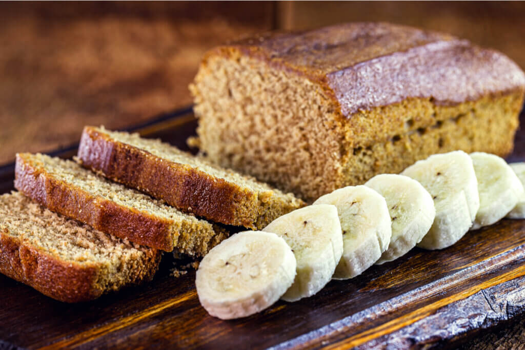Bolo de banana fit (Imagem: RHJPhtotos | Shutterstock)