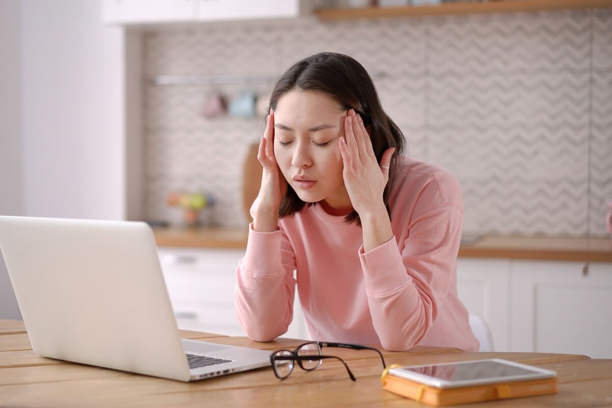 Dor de cabeça persistente pode indicar alterações neurológicas importantes, incluindo tumor cerebral (Imagem: GoSlow | Shutterstock)