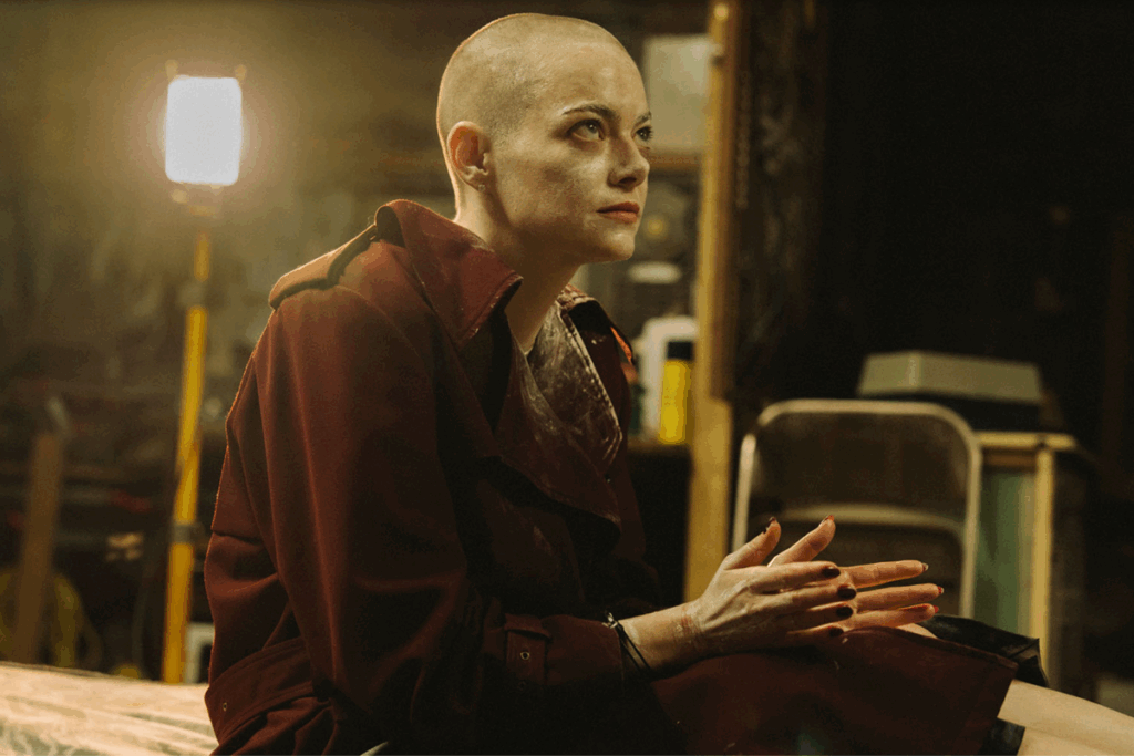 No filme “Bugonia”, dois conspiracionistas sequestram uma executiva acreditando que ela é uma alienígena prestes a destruir a Terra (Imagem: Reprodução digital | Universal Pictures)