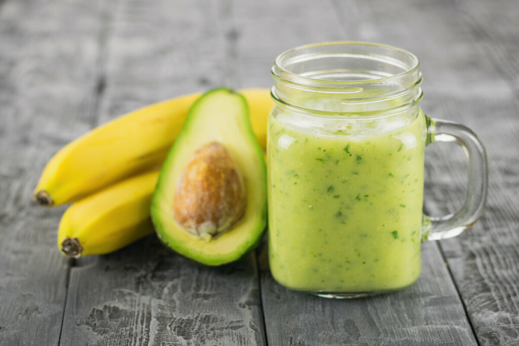 Vitamina fit de abacate com banana e hortelã (Imagem: VLADIMIR VK | Shutterstock)