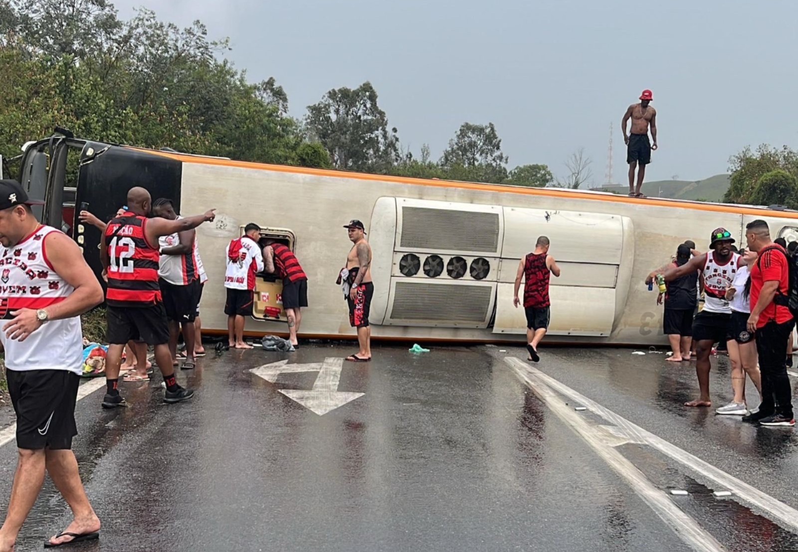 Imagem - Ônibus com torcedores do Flamengo capota e deixa 16 feridos a caminho da Argentina