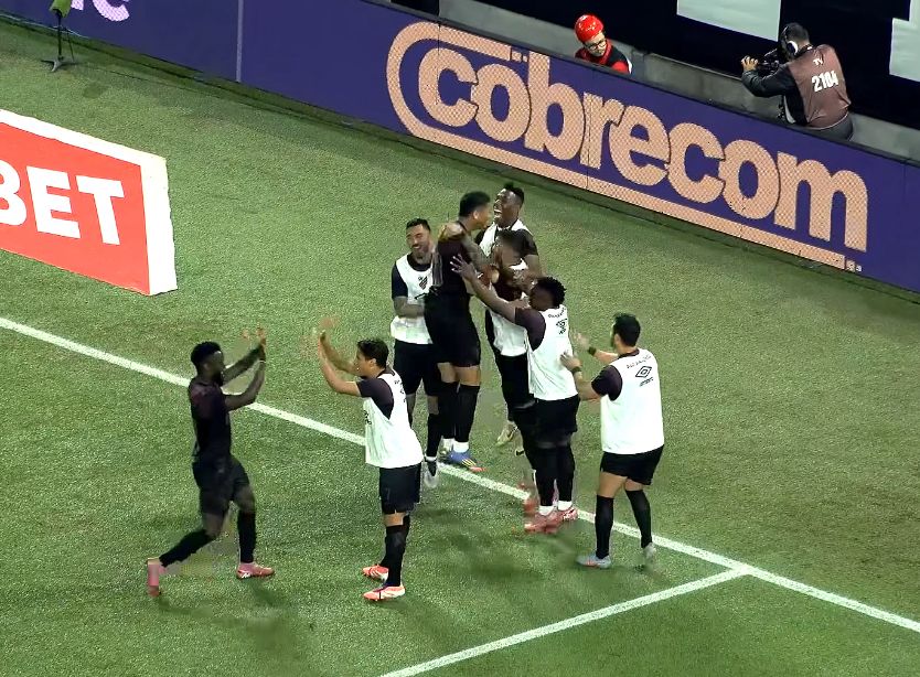 Julimar marcou os dois gols na vitória do Furacão -