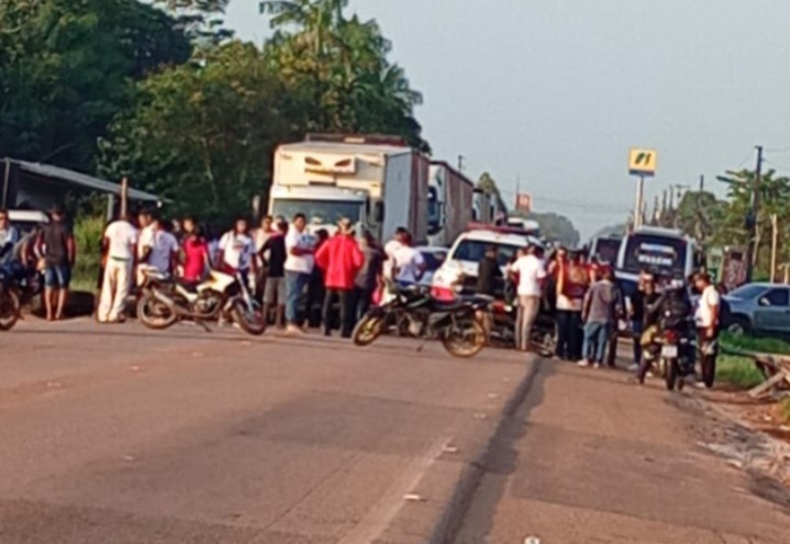 Moradores dos municípios de Acará e Bujaru fecharam a Alça Viária na manhã desta terça-feira (28).