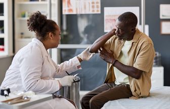 Entenda como a psoríase afeta muito além da pele