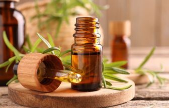Saiba como o óleo essencial de alecrim pode ajudar no crescimento do cabelo