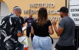 Famílias se cadastram para reconhecer corpos no IML do Rio