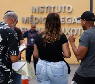 Imagem - Famílias se cadastram para reconhecer corpos no IML do Rio