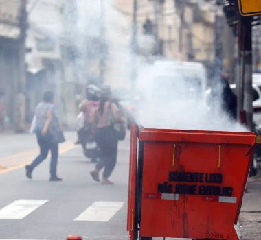 Imagem - Moradores retiram cerca de 50 corpos em área de mata após megaoperação