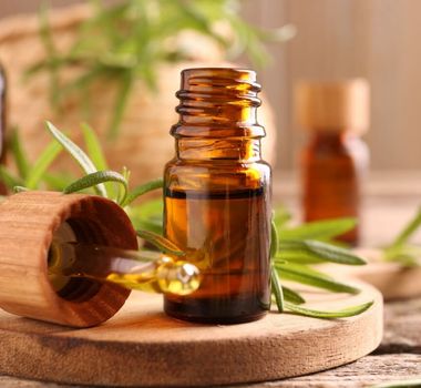 Imagem - Saiba como o óleo essencial de alecrim pode ajudar no crescimento do cabelo
