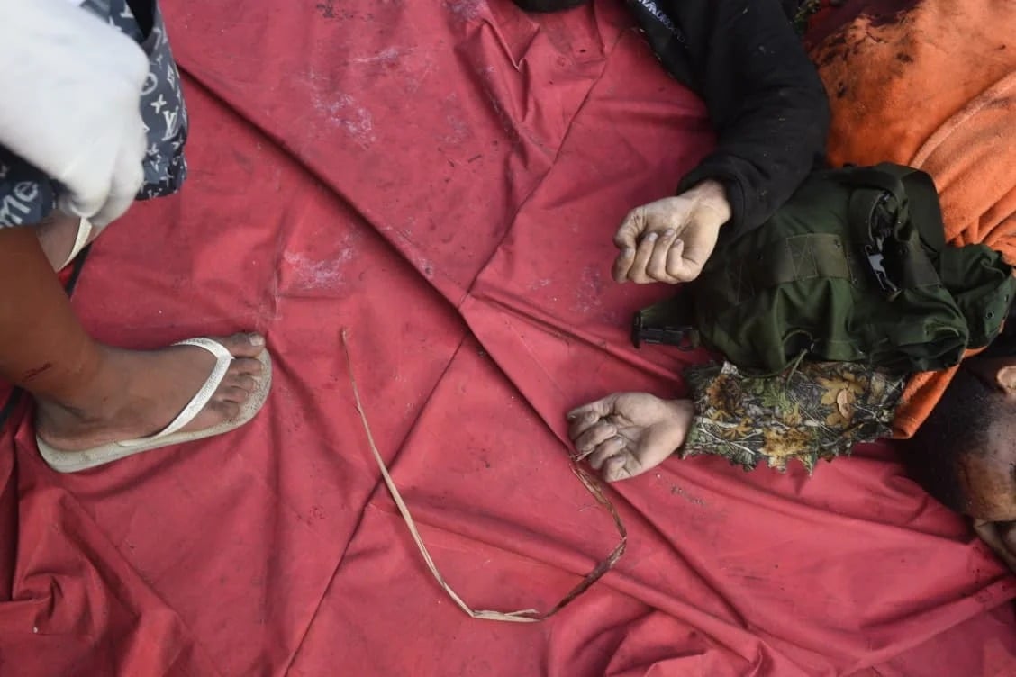 A maior parte dos confrontos aconteceu em uma área de mata conhecida como Vacaria, na Serra da Misericórdia, onde policiais afirmam ter localizado criminosos armados com fuzis e granadas.