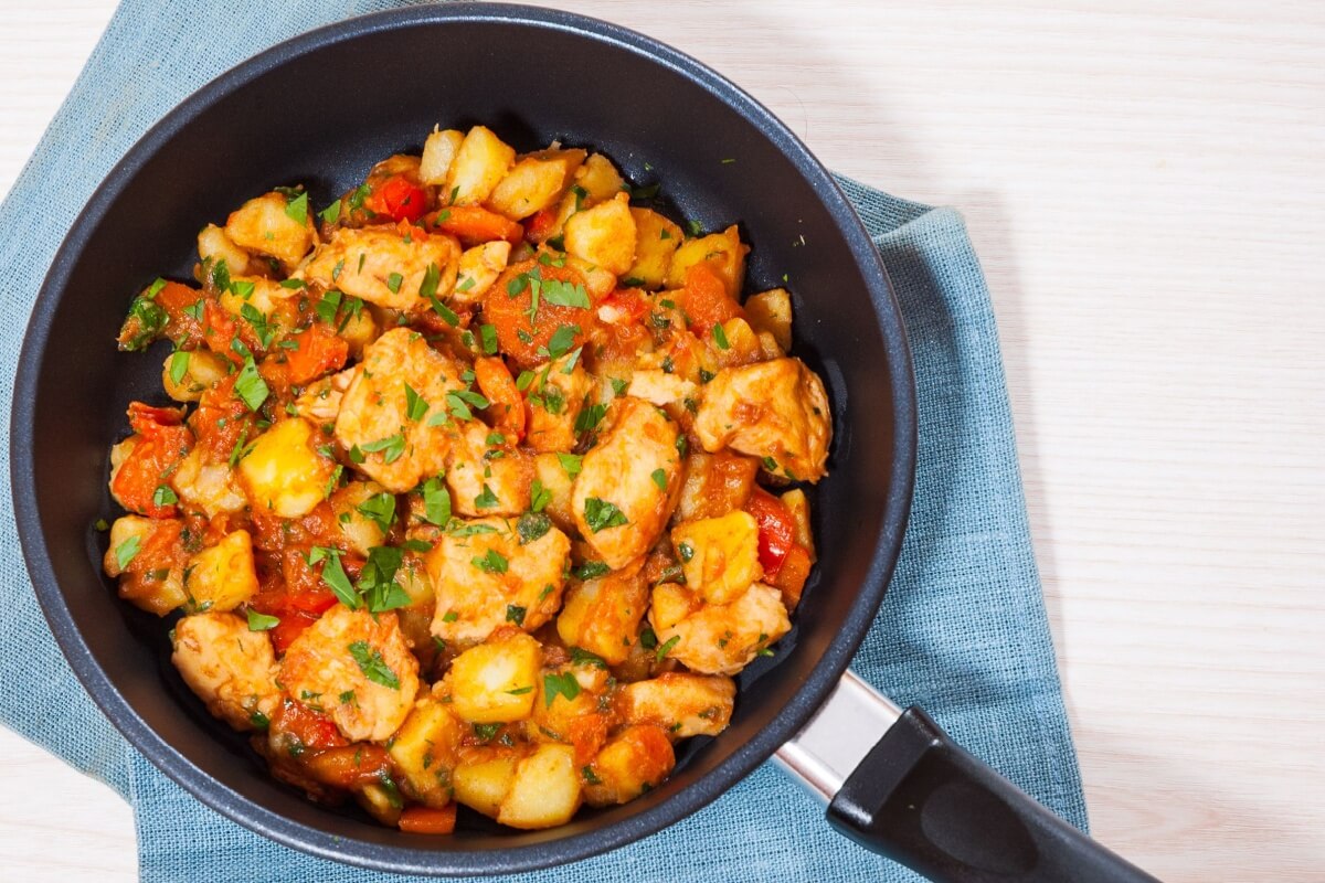 Frango com vegetais (Imagem: siamionau pavel | Shutterstock)