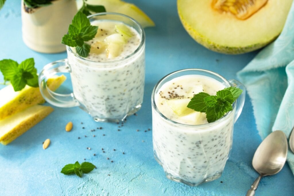 Vitamina de melão e pera com chia e hortelã (Imagem: Elena Hramova | Shutterstock)