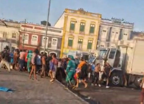 Imagem - Homem é morto a tiros na Praça do Relógio em Belém