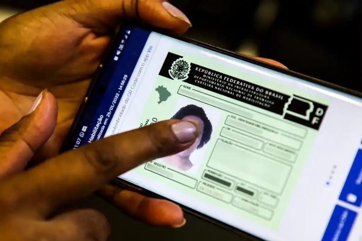 Ministro dos Transportes afirma que, se a retirada da obrigatoriedade das escolas demorar, as pessoas "perdem a confiança" no processo