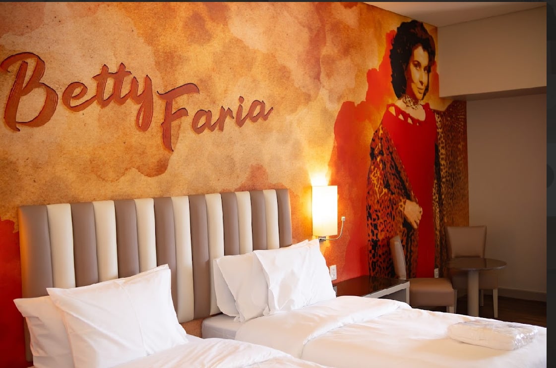 Personalidades femininas de destaque foram homenageadas nas paredes dos quartos e em áreas comuns.