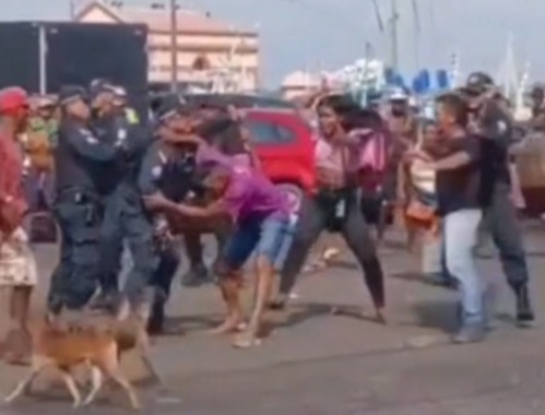 Imagem - Vídeo: suspeito de matar homem na Praça do Relógio é agredido por populares no Ver-o-Peso
