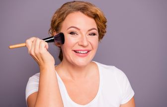 4 mitos e verdades do pó facial em peles maduras