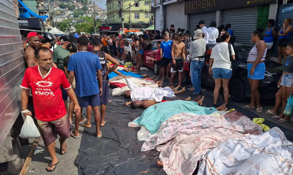 (Ao todo, quatro agentes morreram em confronto durante a operação, que deixou 121 mortos, de acordo com o governo.)