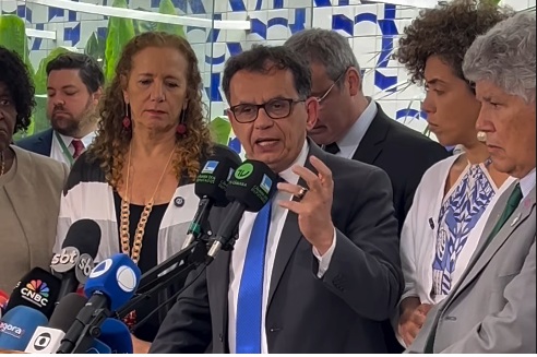 (Deputados dos partidos Psol-Rede e PT-PCdoB-PV, durante coletiva de imprensa)