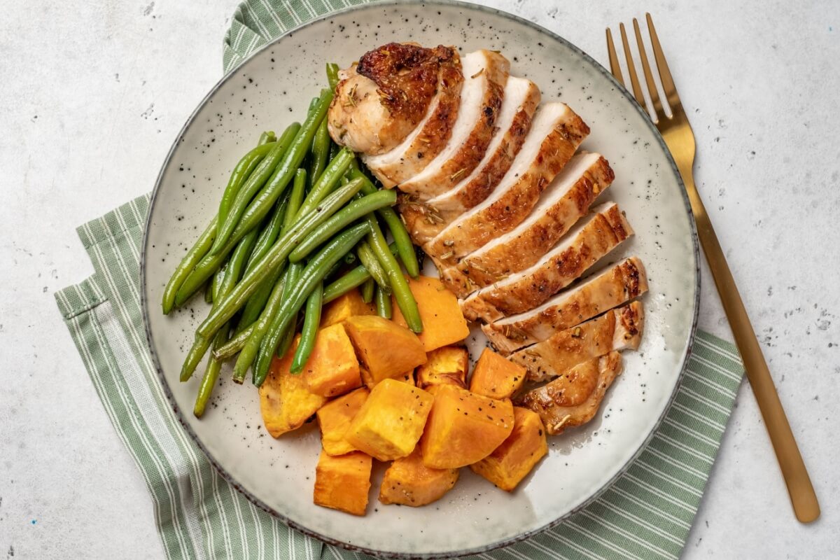 Frango grelhado com vagem e batata-doce laranja
(Imagem: Elena Shashkina | Shutterstock) 