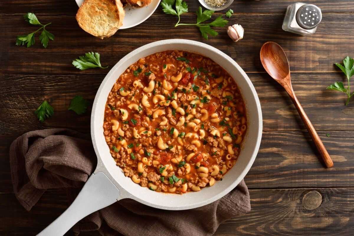 Macarrão de uma panela só com carne moída e molho de tomate (Imagem: 
Tatiana Volgutova | Shutterstock)