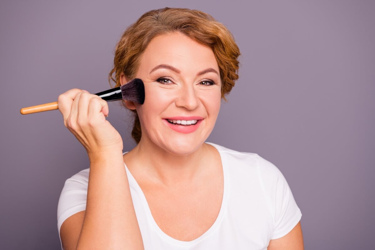 O pó facial pode ser usado em peles maduras (Imagem: Roman Samborskyi | Shutterstock)