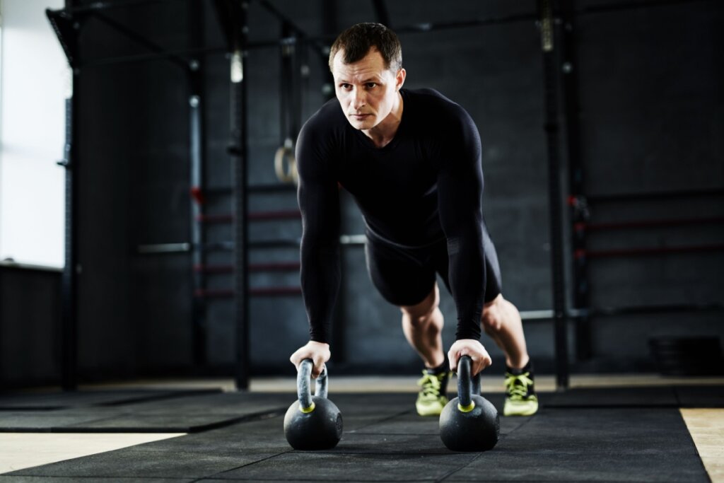 Treinos curtos de musculação facilitam o cuidado com a saúde masculina (Imagem: Pressmaster | Shutterstock)