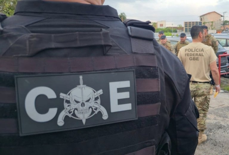 Polícia Federal realiza varreduras técnicas nos veículos oficiais destinados ao transporte das autoridades.