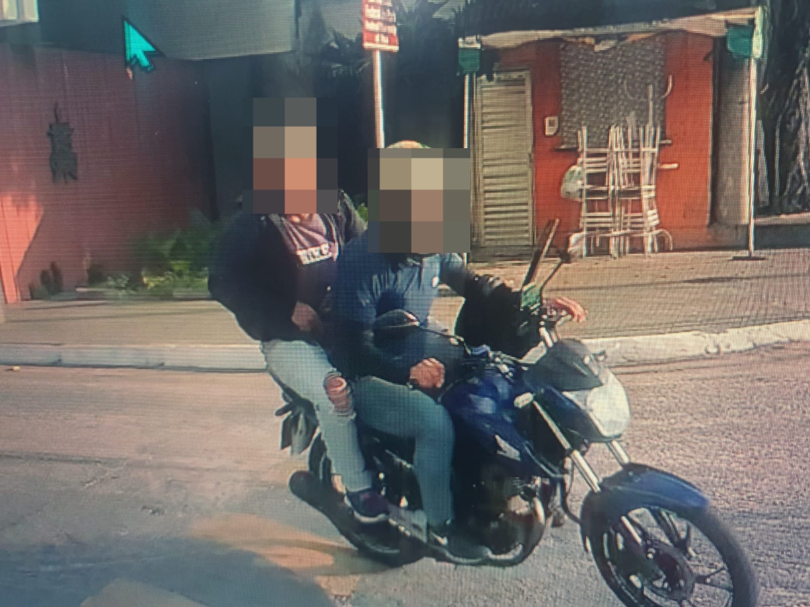 Suspeitos fugiram em moto -