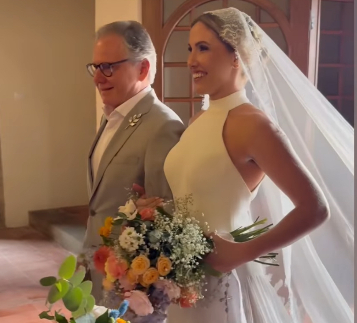 A noiva, Giordana Giordano, sendo conduzida pelo pai, Leonardo Giordano 