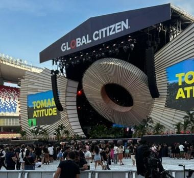 Imagem - Fãs ocupam pista e se posicionam diante do palco no Global Citizen Festival
