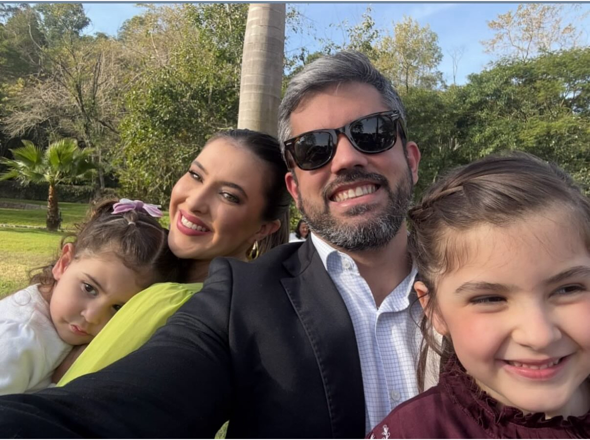 Na segunda-feira, foi a vez do neurologista Antônio de Matos virar a folhinha. Comemorou a data junto à família. 