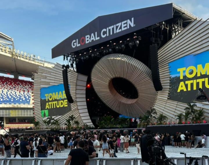 Imagem - Fãs ocupam pista e se posicionam diante do palco no Global Citizen Festival