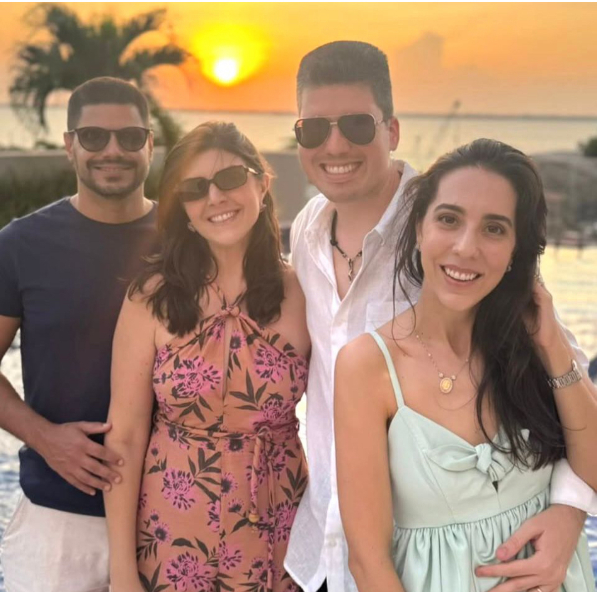 Romulo Maiorana Neto, com a esposa Paula, mudou de idade na última semana e ganhou abraço dos amigos Raiana e Caio Guimarães.    