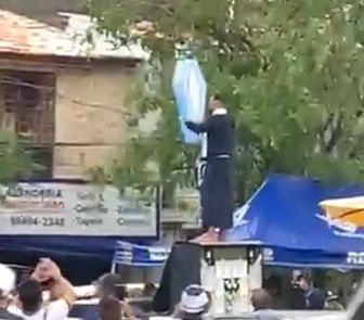 Imagem - 'Padre' azulino aparece carregando caixão do Paysandu; assista