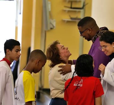 Imagem - Em igreja na Penha, fiéis rezam por paz e proteção em semana de horror