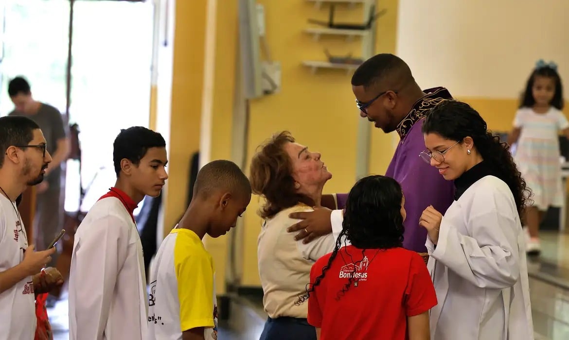 Fiéis foram à Paróquia Bom Jesus da Penha para rezar pelos entes queridos neste Dia de Finados. 