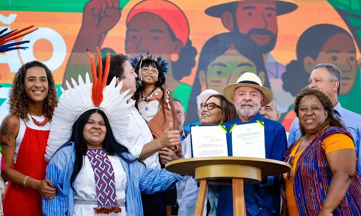 Lula anuncia criação da Universidade Indígena para todo o país.