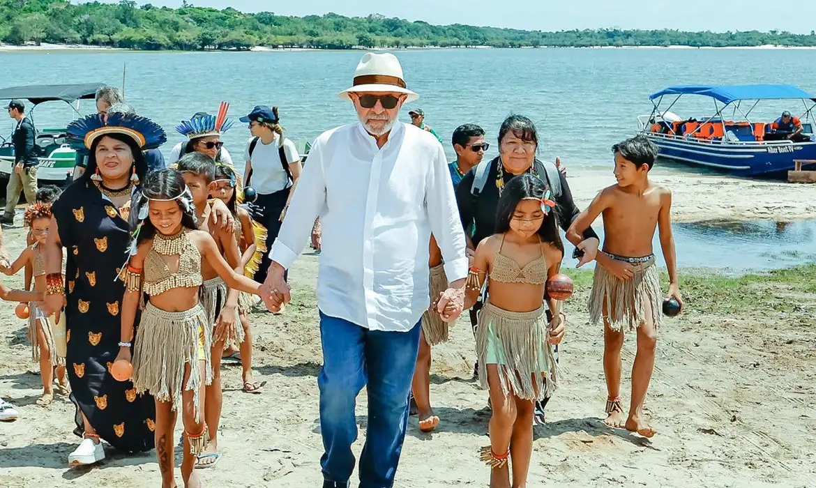 Lula sendo bem recebido pela comunidade indígena, no Pará.