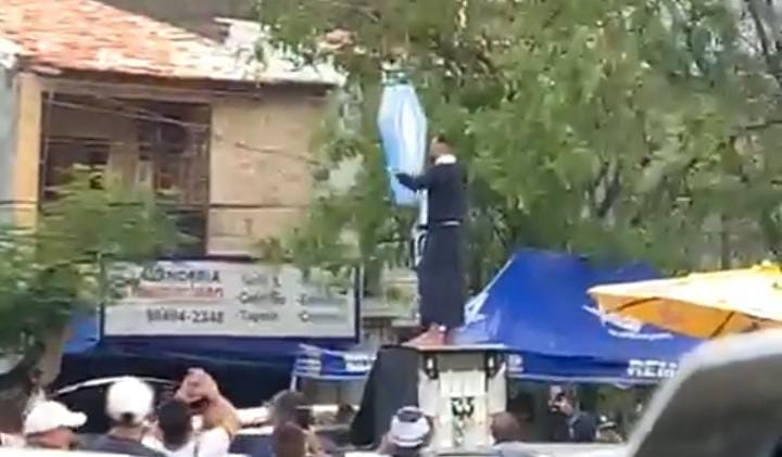 Imagem - 'Padre' azulino aparece carregando caixão do Paysandu; assista