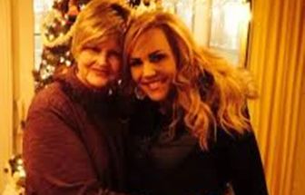 Ex-apresentadora de TV mata mãe de 80 anos a facadas no Halloween