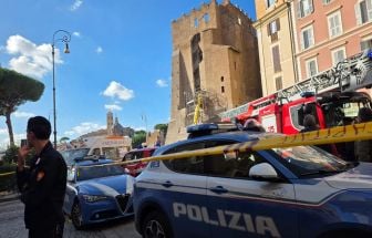 Em Roma, torre desaba parcialmente próximo ao Coliseu e deixa feridos