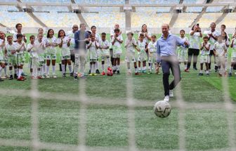Príncipe William mostra talento com a bola em visita ao Maracanã