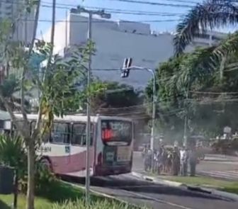 Imagem - Vídeo: fumaça em ônibus assusta passageiros na Doca, em Belém