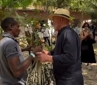 Imagem - Lula visita comunidade quilombola em Acará e participa do preparo do açaí durante viagem à Belém