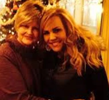 Imagem - Ex-apresentadora de TV mata mãe de 80 anos a facadas no Halloween