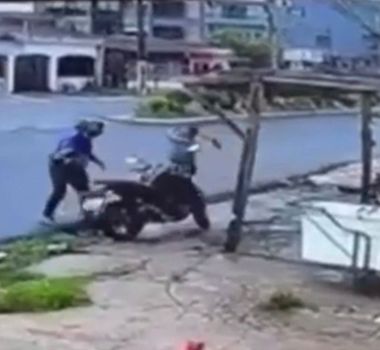 Imagem - Vídeo: homem tenta assaltar família e leva golpe de pá no bairro da Pedreira